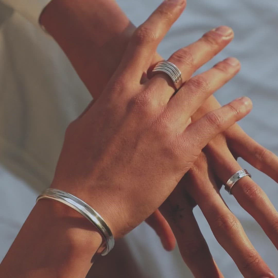 LOUPN Ripple Effect Ring with Snake Chain Necklace